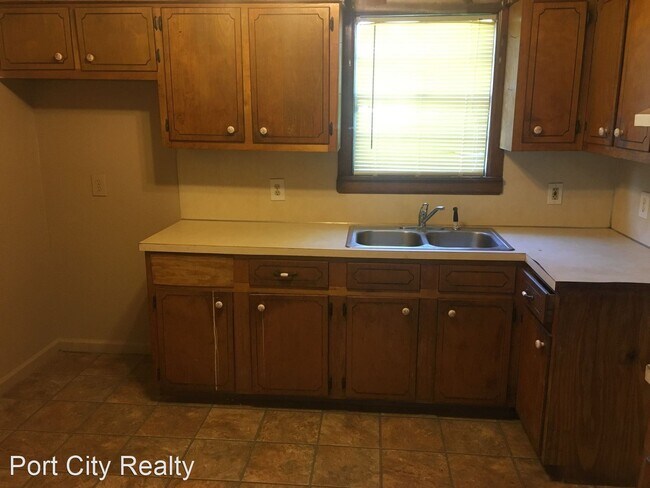 Building Photo - 3 br, 1 bath House - 1216 St. Charles St