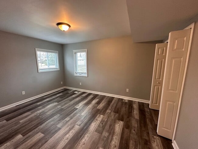 Building Photo - Updated & clean Rochester Hills 2 bed 1 ba...