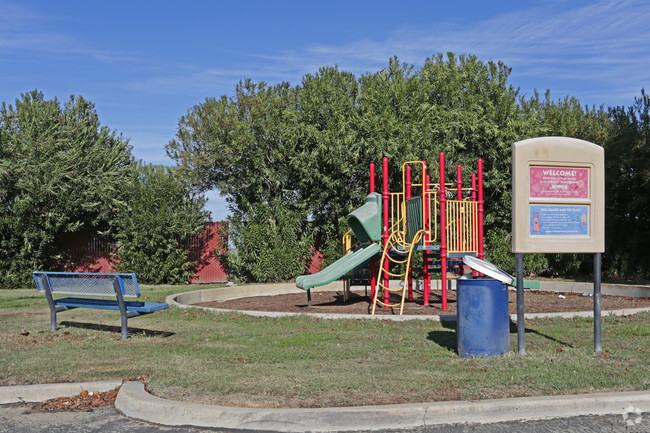 Building Photo - Tierra Del Vista Apartments