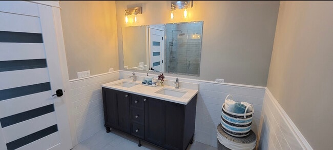 Master Bathroom - 3056 W Palmer Blvd