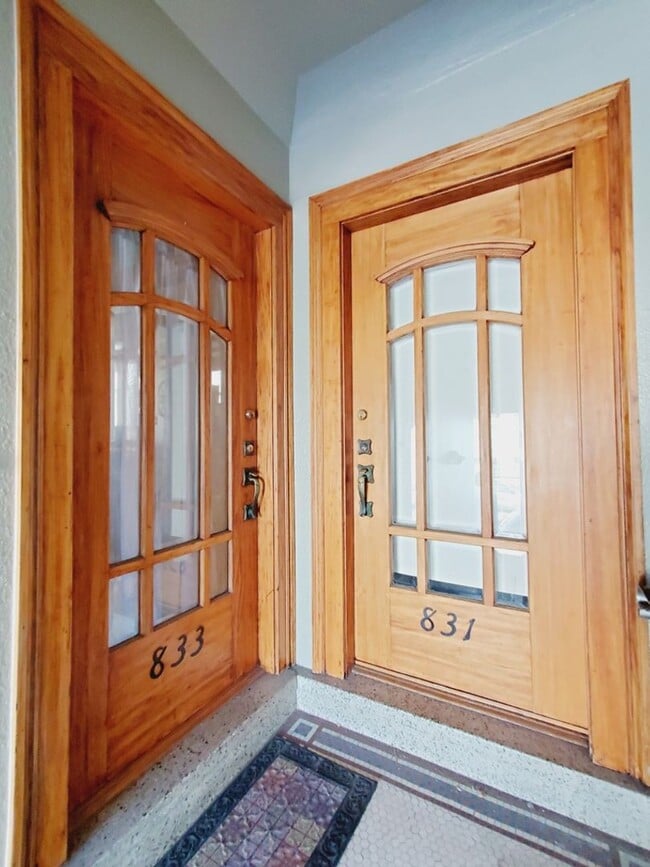 Building Photo - 833-833 24th Ave