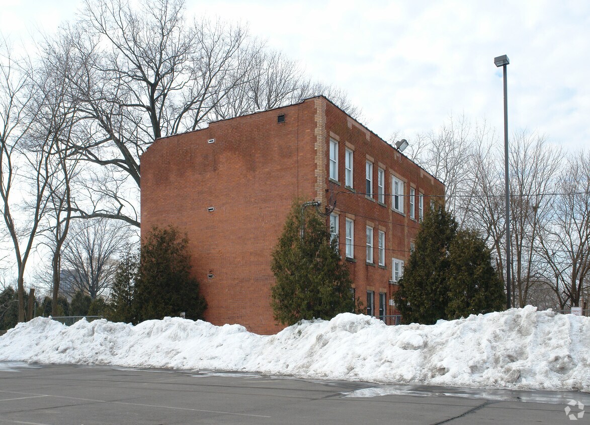 this is the best possible angle because of the location of the building. - 29 Seyms St