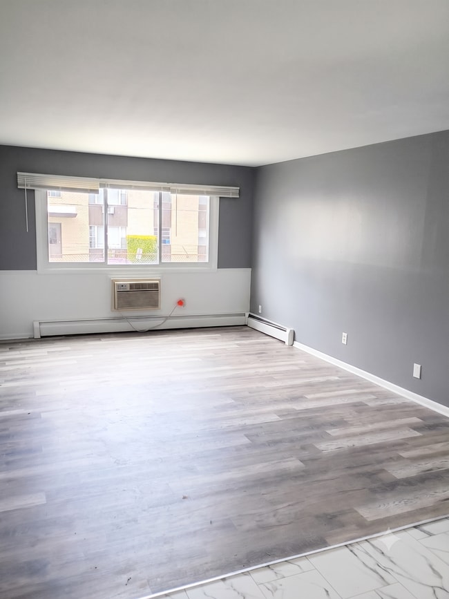 Building Photo - Spacious 2BR Apartment | 1 Month Free Special | Kenosha Location