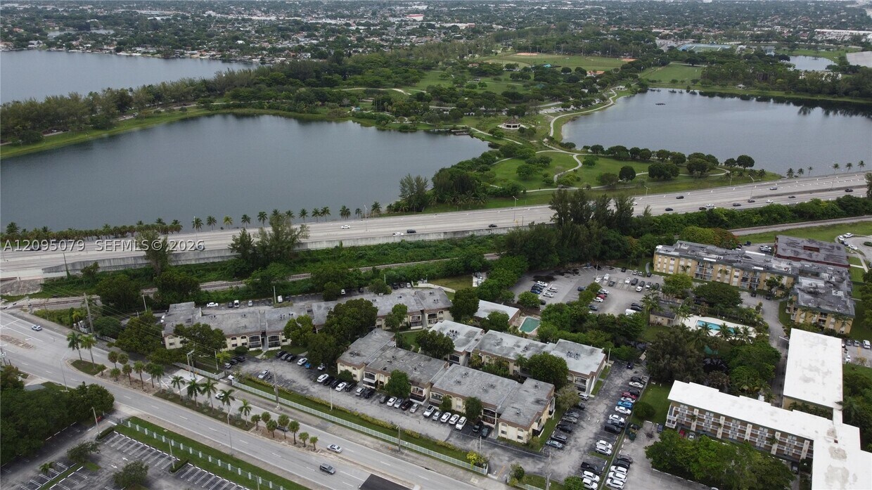 Foto del edificio - 7825 Miller Dr