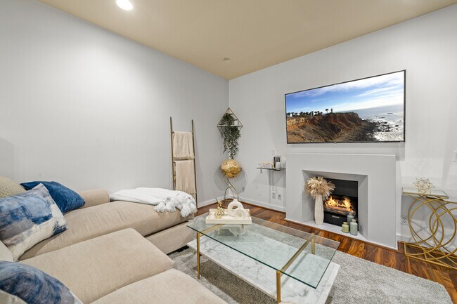 Foto del edificio - 585 N Rossmore Ave
