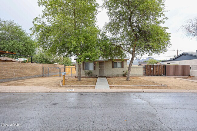 Foto del edificio - 8841 N 6th St