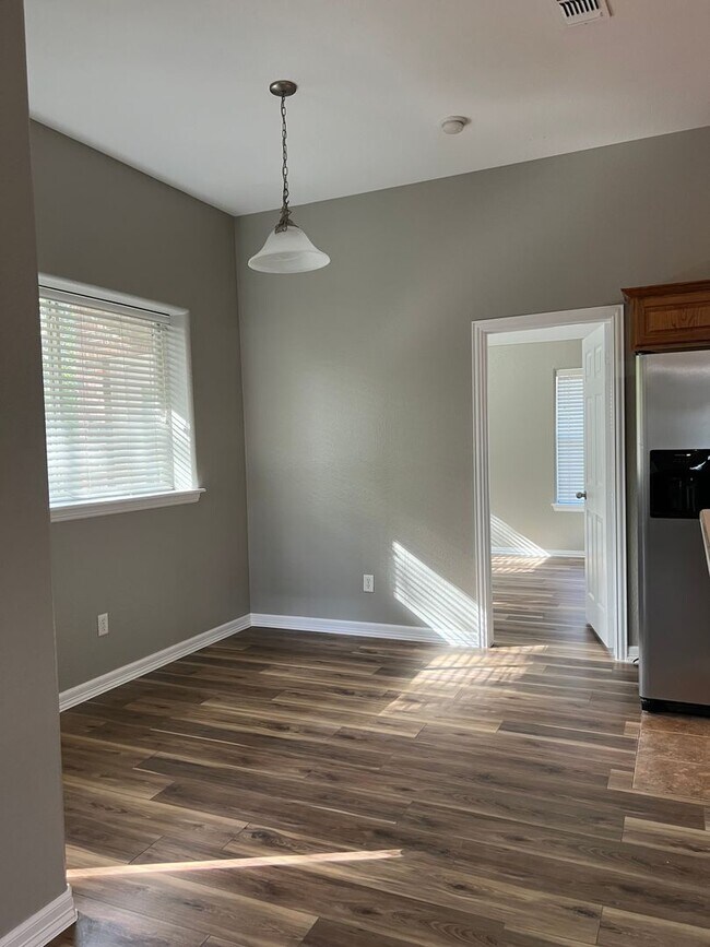 Building Photo - 521 Sweetwater Dr.