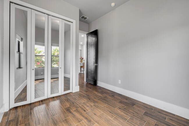 Foto del edificio - 1707 N Peninsula Ave