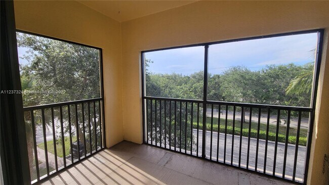 Foto del edificio - 3018  Alcazar Place  303 Palm Beach Garden...