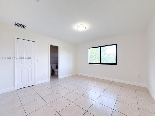 Building Photo - 3 bedroom in Miami FL 33142