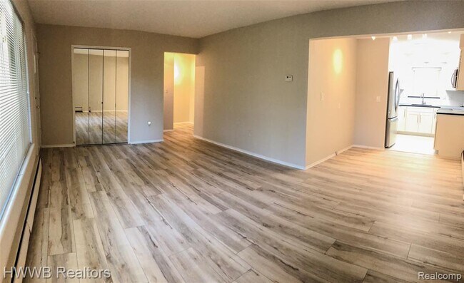 Foto del edificio - 2655 E Maple Rd