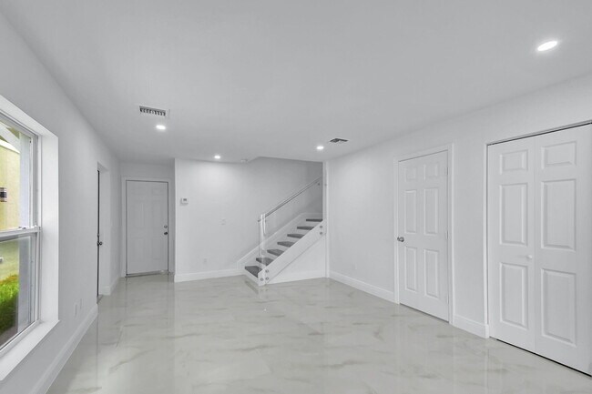 Foto del edificio - 4462 Clinton Blvd