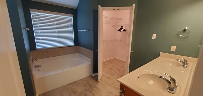 Master bathroom with separate shower - 5819 Alexandria Dr