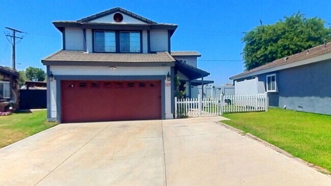 Building Photo - 4 Bedroom 2.5 Bath Home Located in Rialto!