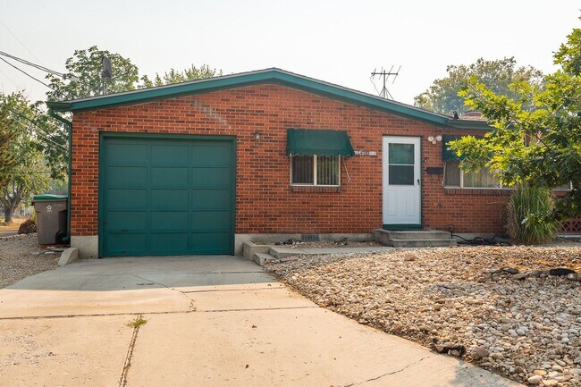 Building Photo - 2 Bedroom 1 Bathroom Unit Available Near B...