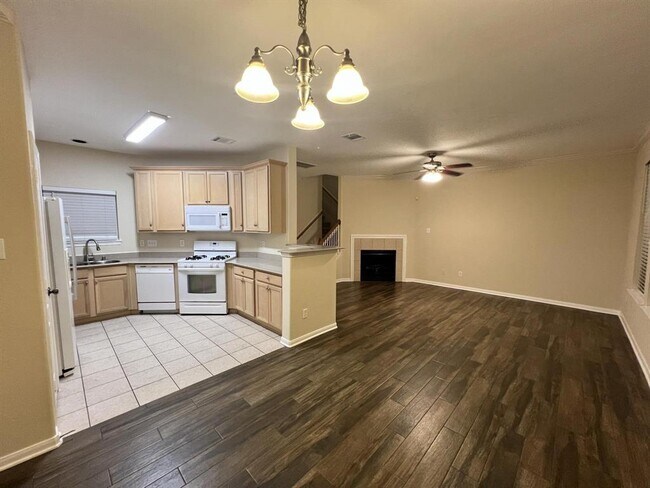 Foto del edificio - 16032 Limestone Lake Dr