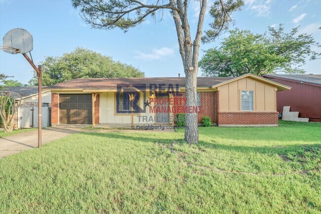 Foto del edificio - Inviting Home with Pool in Established Cleburne Neighborhood