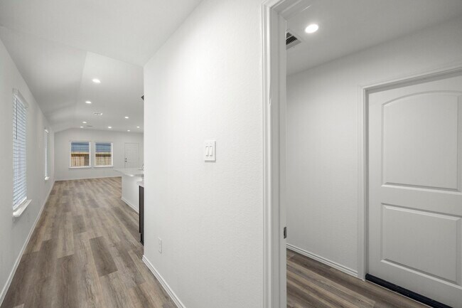 Building Photo - 1738 Evening Vis Dr