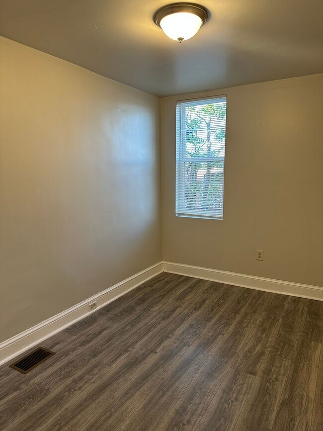 Building Photo - Spacious East Baltimore Home for Rent! Cen...