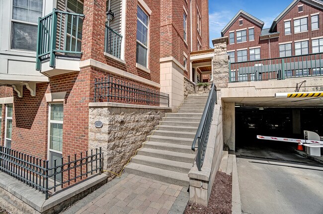 Building Photo - 252 Stetson St