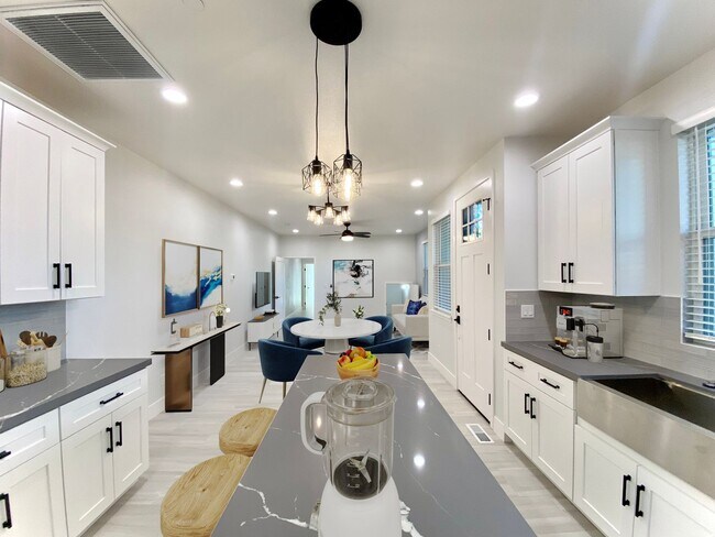 Foto del edificio - Brand New Fully Upgraded 3-bedroom Home in...