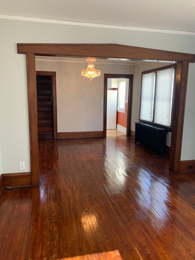 Building Photo - Newly Updated- Beautiful 6 Bedroom House i...
