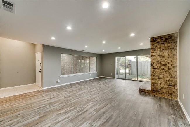 Building Photo - 349 Towne House Ln