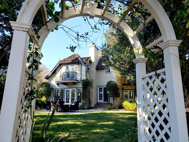 Foto del edificio - Elegant Woodside Tudor Home