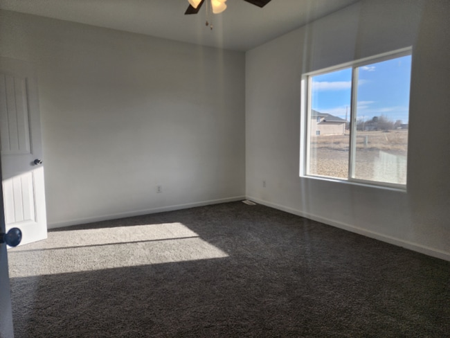 Building Photo - 710-712 E Hahns Peak