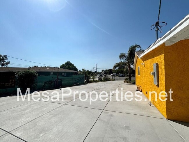 Building Photo - 16059 Iris Dr