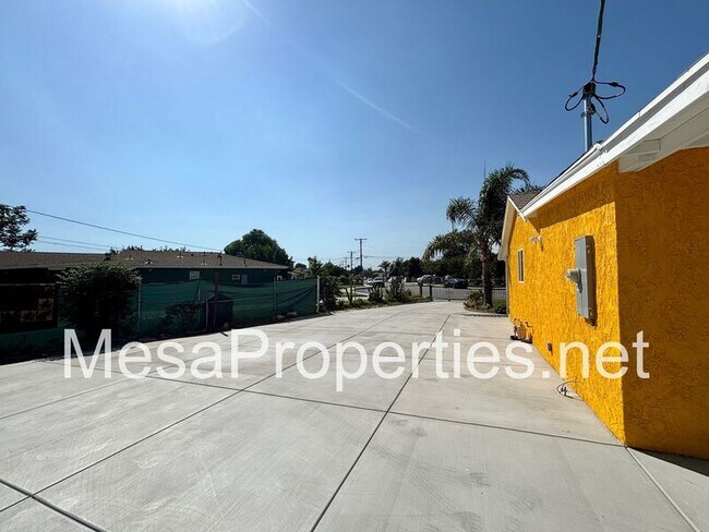 Foto del edificio - 16059 Iris Dr
