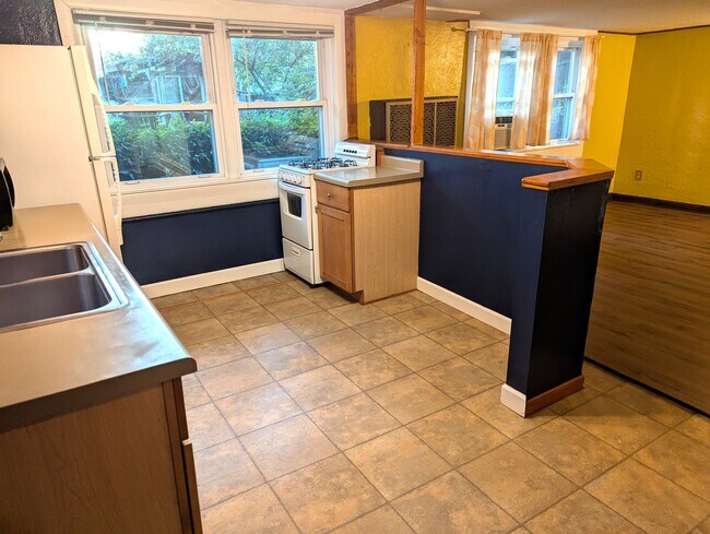 Kitchen with room for a table nook - 635 S Governor St