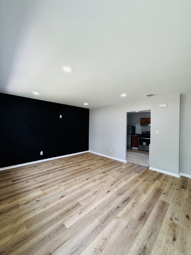 Building Photo - Your ideal home in Gary!