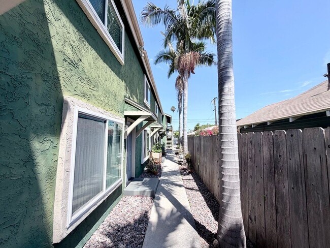 Foto del edificio - Charming 2 Bed / 1.5 Bath Townhome in the Heart of University Heights – Gated Community with Assi...