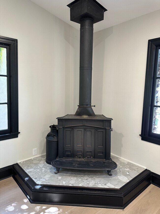 Building Photo - 915 Bridgeway