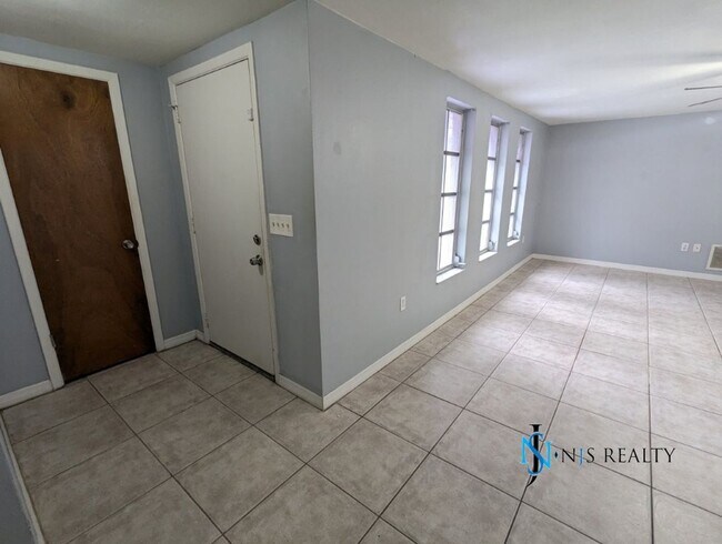 Foto del edificio - Gorgeous 2/2 1299 Sq. Ft. home with tile f...
