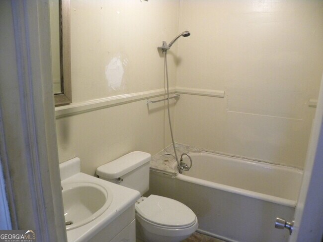 Building Photo - 113 Maple St