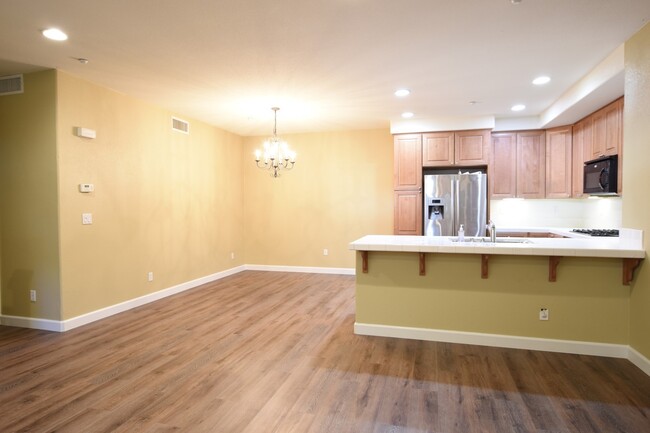 Building Photo - Sharp Midtown 2 Bedroom 2.5 Bath Two Story...