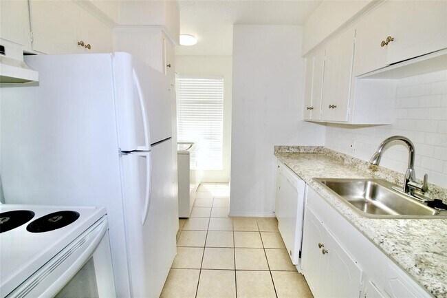 Building Photo - 2121 Fountain View Dr