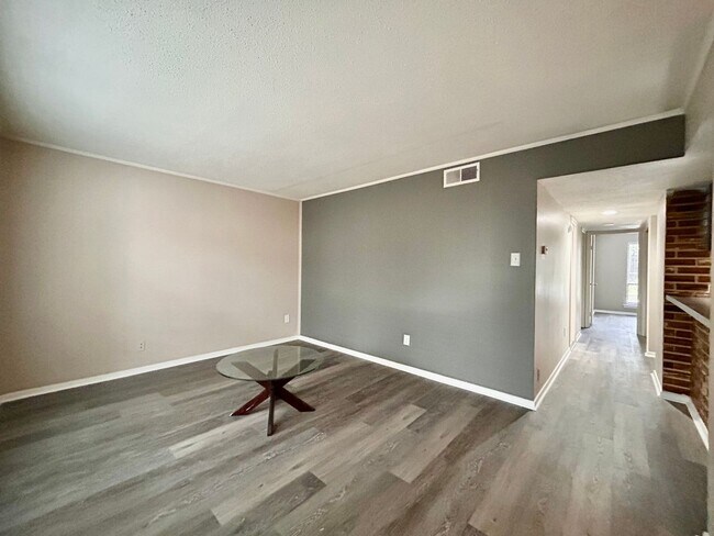 Building Photo - Newly renovated condo in Hickory Hill