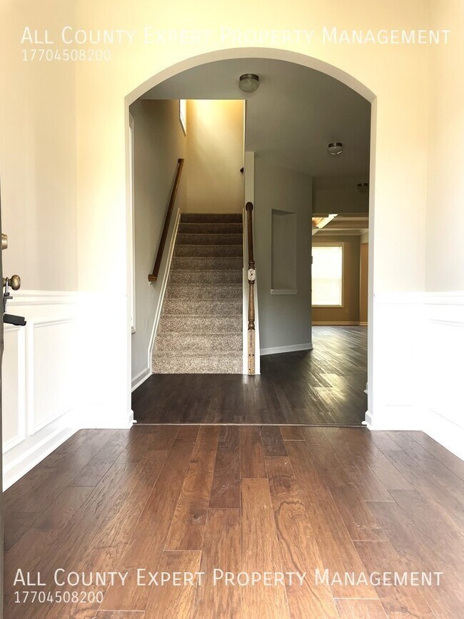Building Photo - Beautiful 4 bed, 2.5 bath great schools