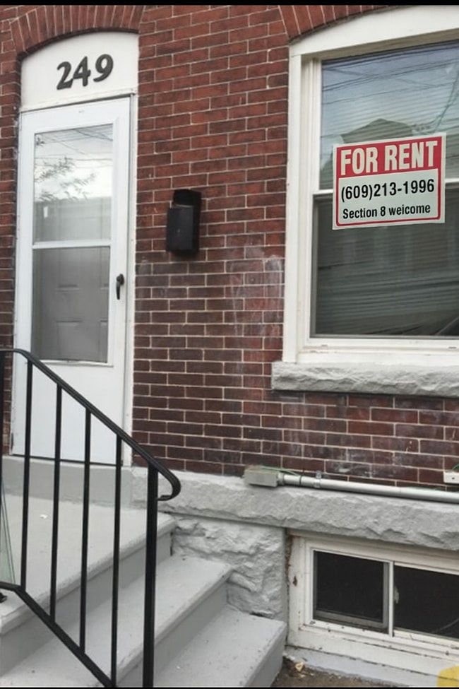 Building Photo - 249 Grand St