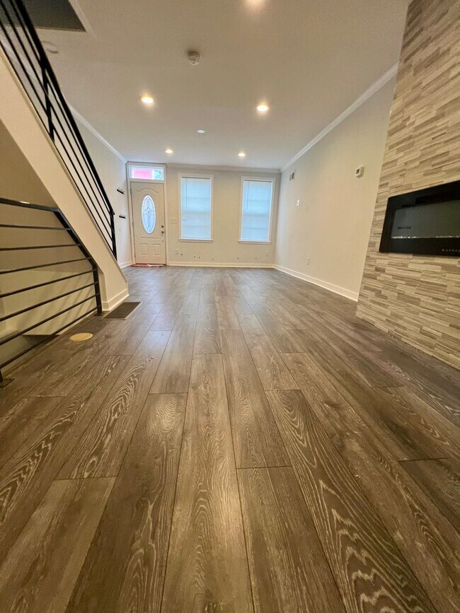 Foto del edificio - Luxurious 2-Bedroom Townhome with Finished...