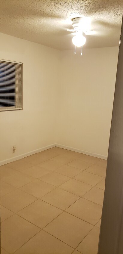 Foto principal - 5704 NW 28th St
