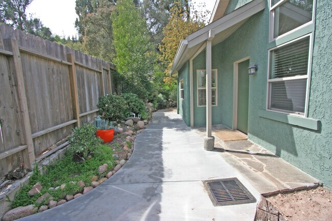 Building Photo - 543 Fernwood Pacific Dr