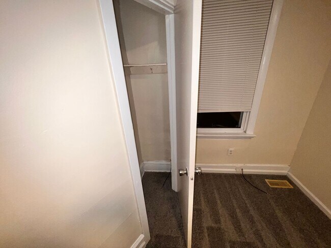 Foto del edificio - Renovated Three Bedroom Row Home with Spac...