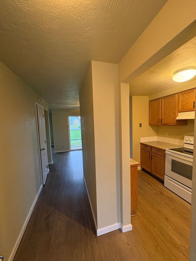 Building Photo - 2 Bedroom 1.5 Bath Duplex in Springfield