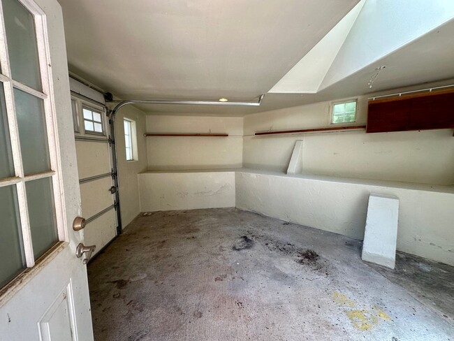 Building Photo - 4 Bedroom 2.5 Bathroom Home on 2 Acres Clo...