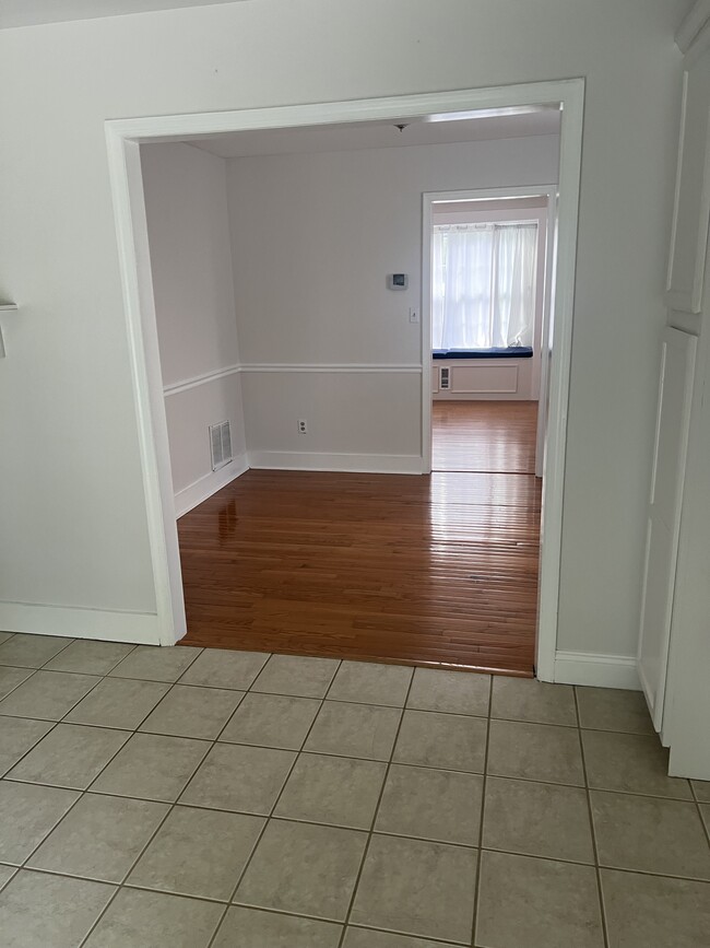 Dinning room area - 355 Capetowne Rd