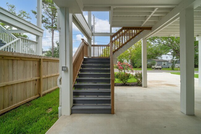 Building Photo - 213 West Dr